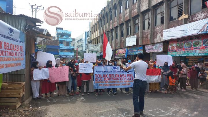 Tolak Relokasi, Puluhan PKL Gelar Orasi Dijalan Bambu Kuning